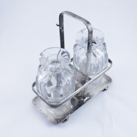 Support en métal argenté avec deux carafes en cristal