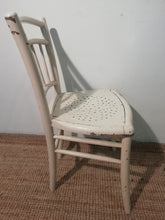 Charger l&#39;image dans la galerie, Chaise blanche vintage
