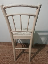 Charger l&#39;image dans la galerie, Chaise blanche vintage
