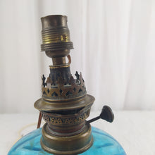 Charger l&#39;image dans la galerie, Ancienne lampe à huile transformée en lampe électrique
