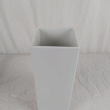 Charger l&#39;image dans la galerie, Vase en céramique blanche
