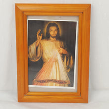 Charger l&#39;image dans la galerie, tableau de Jésus avec cadre en bois
