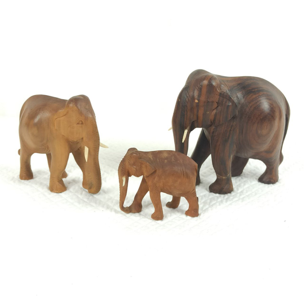 Famille d'éléphants sculptés en bois
