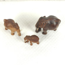 Charger l&#39;image dans la galerie, Famille d&#39;éléphants sculptés en bois
