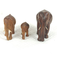 Charger l&#39;image dans la galerie, Famille d&#39;éléphants sculptés en bois
