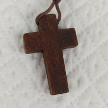 Charger l&#39;image dans la galerie, collier en bois avec croix
