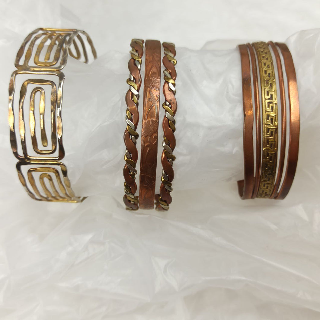 Trois bracelets en cuivre