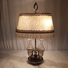 Charger l&#39;image dans la galerie, Lampe à bouillotte vintage avec vinaigrier intégré.
