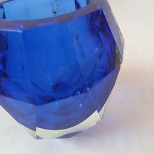Charger l&#39;image dans la galerie, Vase en cristal sculpté
