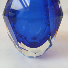 Charger l&#39;image dans la galerie, Vase en cristal sculpté
