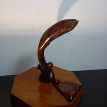 Charger l&#39;image dans la galerie, Statue de poisson en bois
