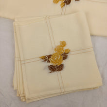 Charger l&#39;image dans la galerie, Nappe et 5 serviette roses jaunes TBE
