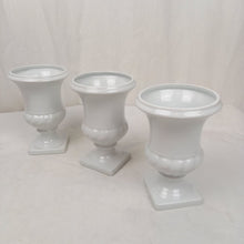 Charger l&#39;image dans la galerie, Vases Médicis en porcelaine
