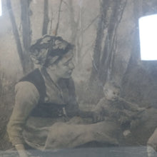 Charger l&#39;image dans la galerie, Gravure ancienne d&#39;une dame au bois mort
