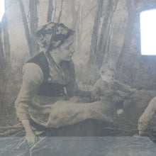Charger l&#39;image dans la galerie, Gravure ancienne d&#39;une dame au bois mort
