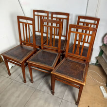 Charger l&#39;image dans la galerie, 6 chaises anciennes avec assise en cuir
