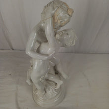 Charger l&#39;image dans la galerie, Sculpture en porcelaine blanche de deux enfants
