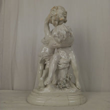 Charger l&#39;image dans la galerie, Sculpture en porcelaine blanche de deux enfants
